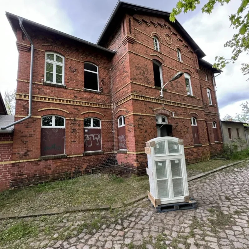 Holzfenstermontage bei NORTA an einem alten Backsteingebäude. Qualitätslösungen für denkmalgeschützte Bauten.