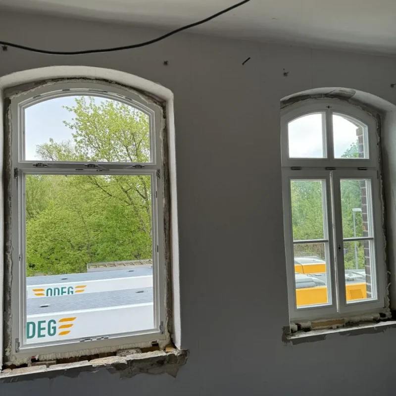 Montage von Holzfenstern bei NORTA. Hochwertige Verarbeitung und hervorragende Dämmungseigenschaften für energieeffiziente Gebäude.
