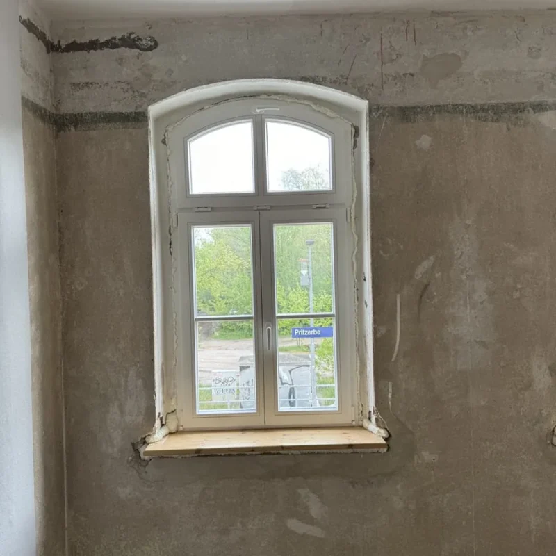 Renoviertes Holzfenster in alter Wand von NORTA. Robuste Fensterlösung für charmante Gebäude mit modernem Komfort.