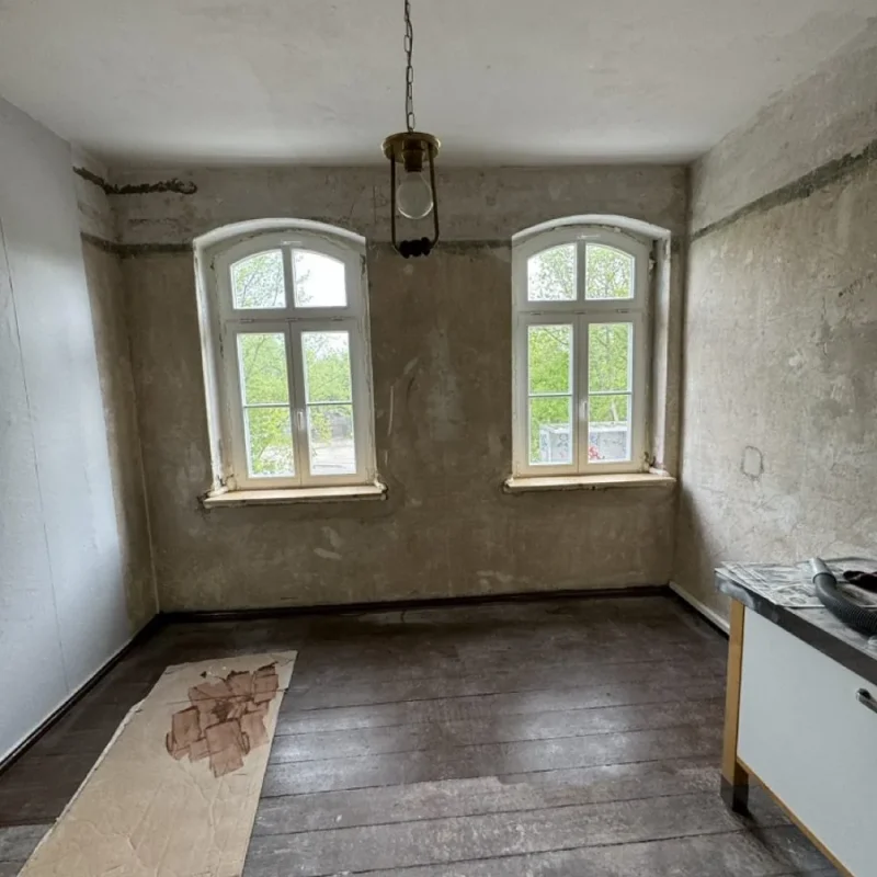 Renovierungsarbeiten mit montierten Holzfenstern von NORTA in einem Altbau für verbessertes Licht und Energieeffizienz.