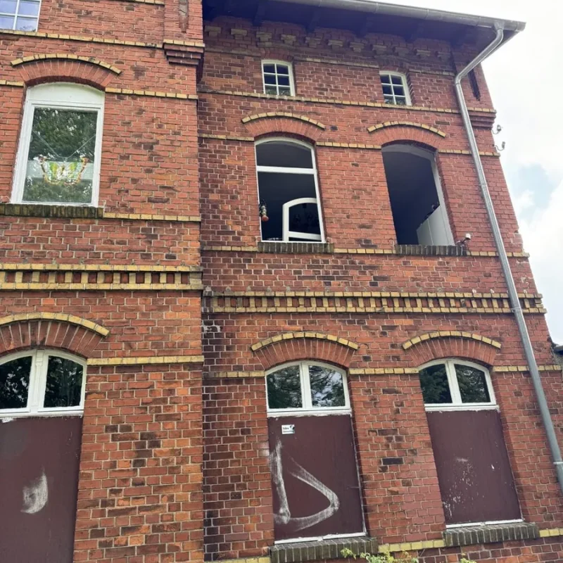 Holzfenster-Montage an einem roten Backsteingebäude in Havelsee. NORTA bietet energieeffiziente und ästhetische Fensterlösungen.