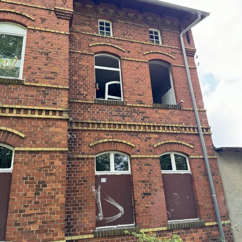 Montage von Holzfenstern in einem historischen Ziegelgebäude in Havelsee. NORTA bietet maßgeschneiderte Fensterlösungen.