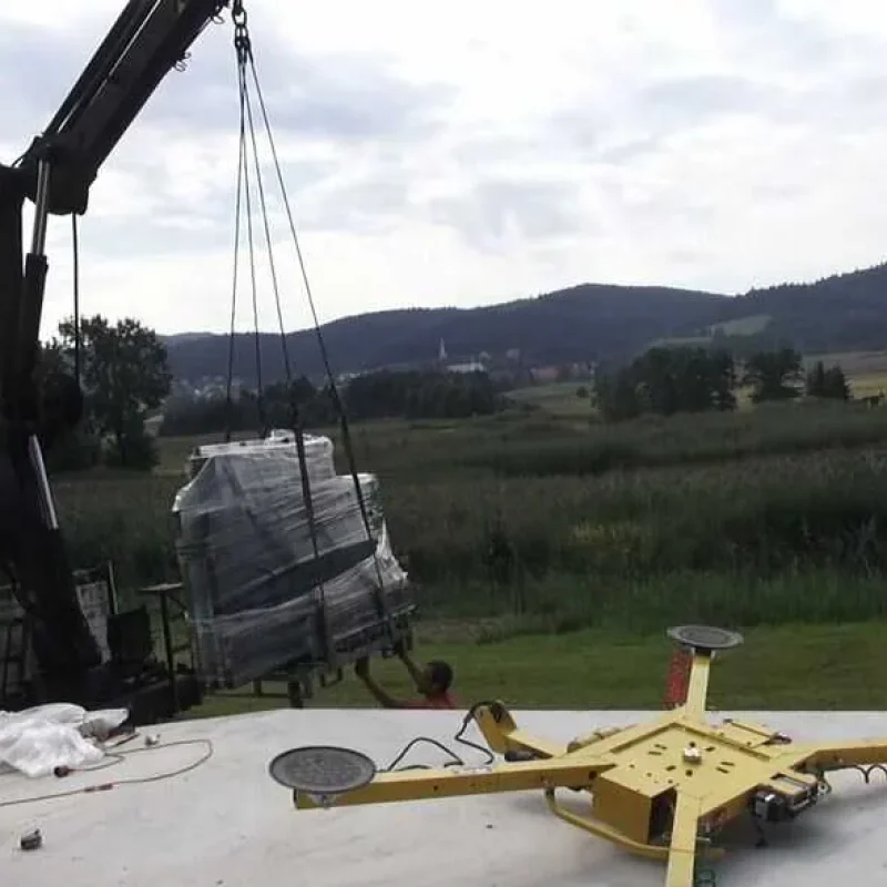 Kran montiert Fenster auf Baustelle in Zloty Stok. Effiziente Installation mit NORTA für präzise und sichere Fensterlösungen.