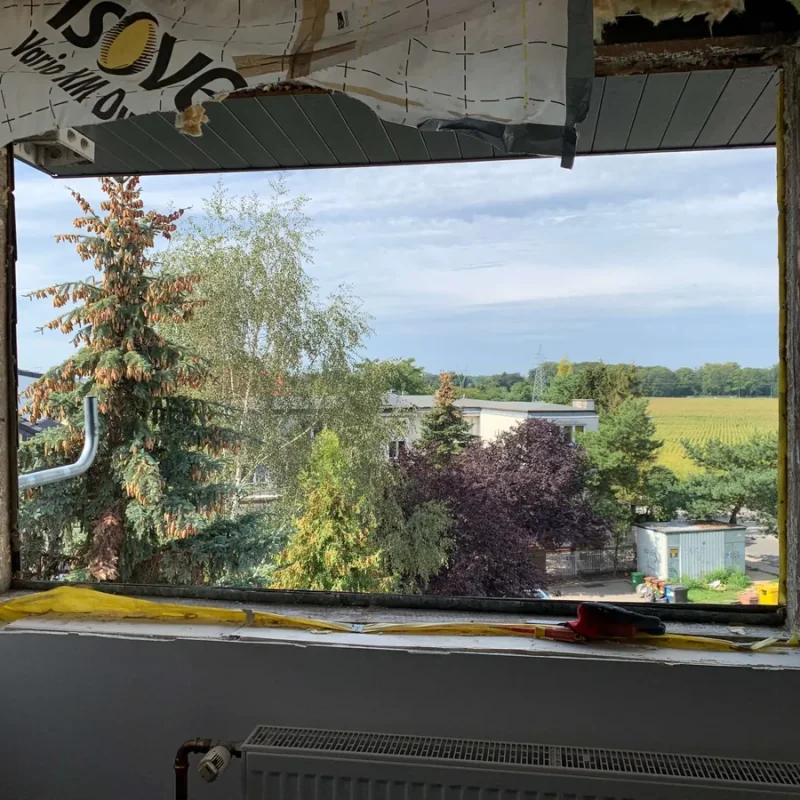 Vorbereitung der Montage für Kunststofffenster bei NORTA. Perfekte Anpassung sorgt für hohe Energieeffizienz und Stabilität.