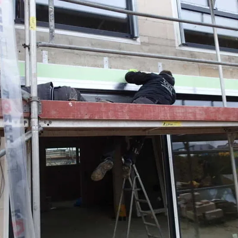 Montage von NORTA Raffstoren im Aufsatzkasten. Effiziente Installation für optimalen Sonnenschutz bei modernen Fenstern.