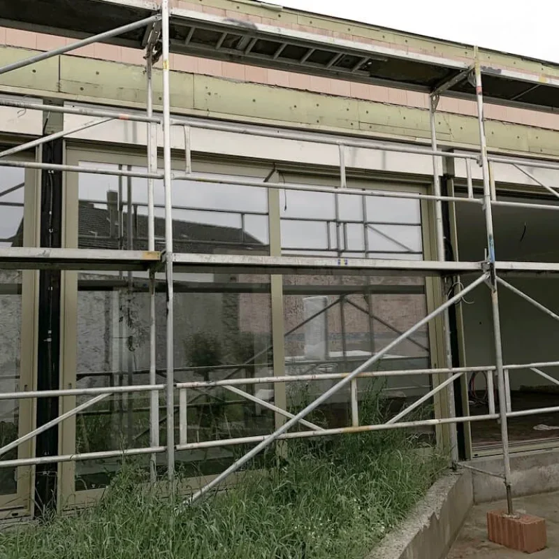 Aufbau von Raffstoren an einem Gebäude von NORTA. Innovativer Sonnenschutz für moderne Architektur.