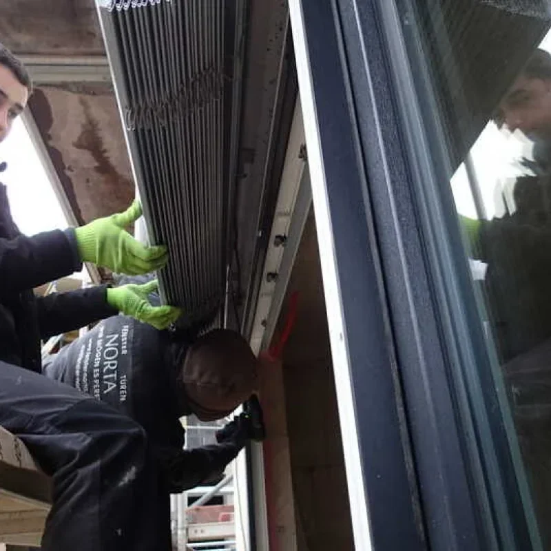 Montage eines Raffstores im Aufsatzkasten für Schüco-Fenster von NORTA. Professionelle Installation für optimalen Sonnenschutz.