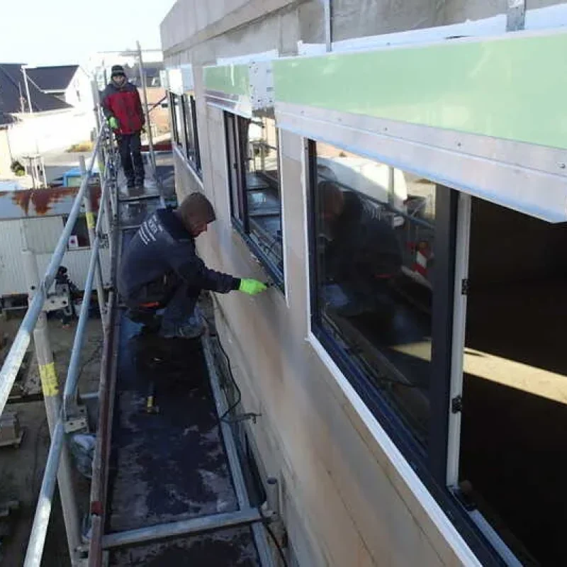 Montage von Raffstoren im Aufsatzkasten an einem Einfamilienhaus. Profi-Team von NORTA installiert Fensterlösungen.
