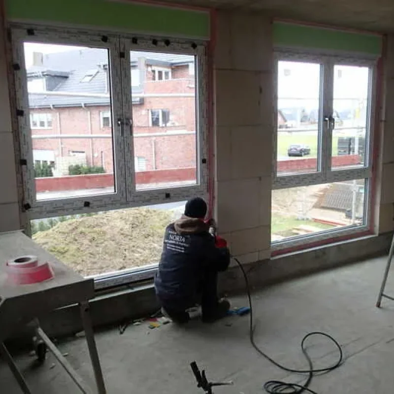 Montage von Schüco Fenstern in einem Neubau. Fachgerechte Installation durch NORTA für energieeffizientes Wohnen.