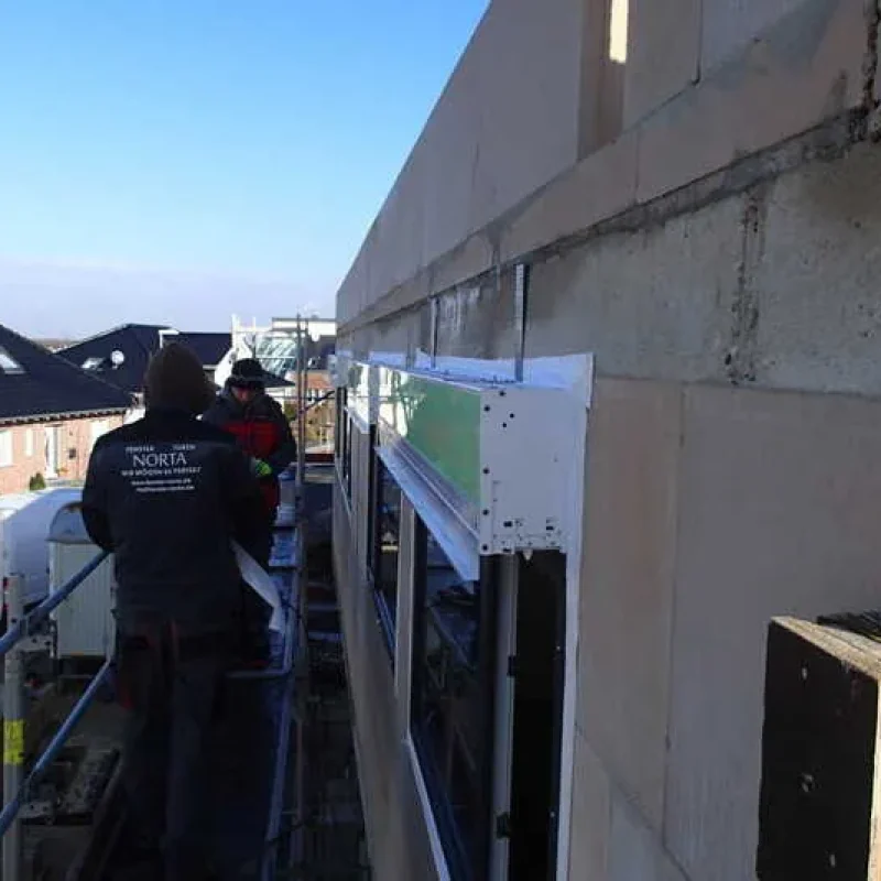 Montage von Schüco Fenstern an einem Einfamilienhaus in Erkelenz durch NORTA. Hochwertige Fenstersysteme für optimale Dämmung.