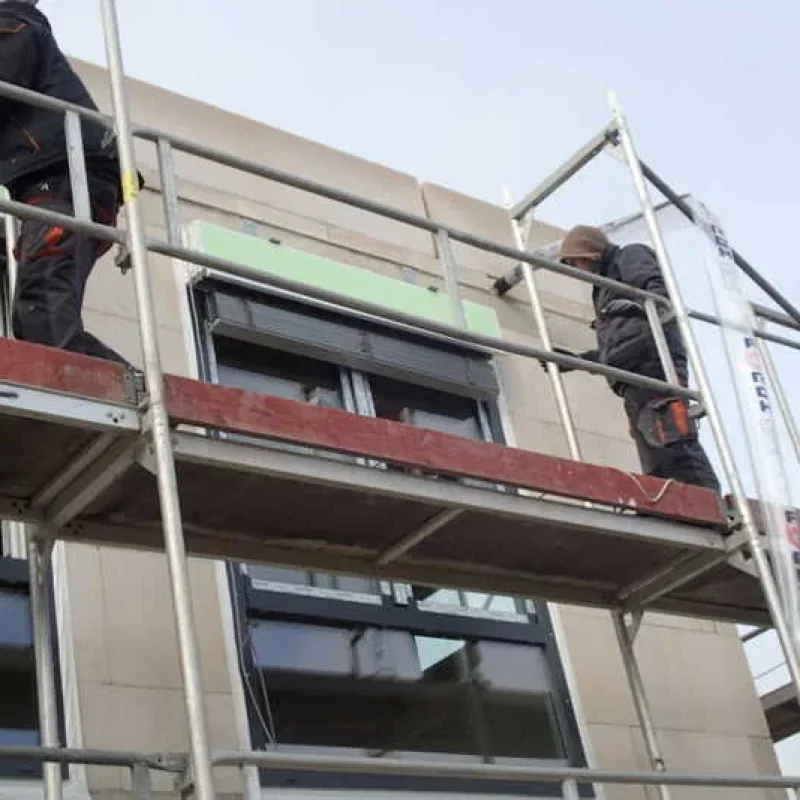 Montage von Schüco Fenstern mit Raffstoren im Aufsatzkasten. Effiziente Lösung für modernes Wohnen von NORTA.