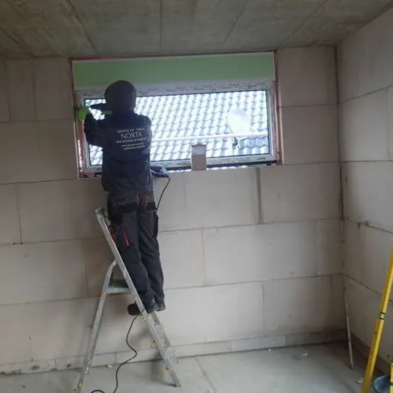 NORTA Techniker bei der Installation von Schüco Fenstern mit Raffstoren. Moderne Lösungen für Lichtsteuerung in Erkelenz.