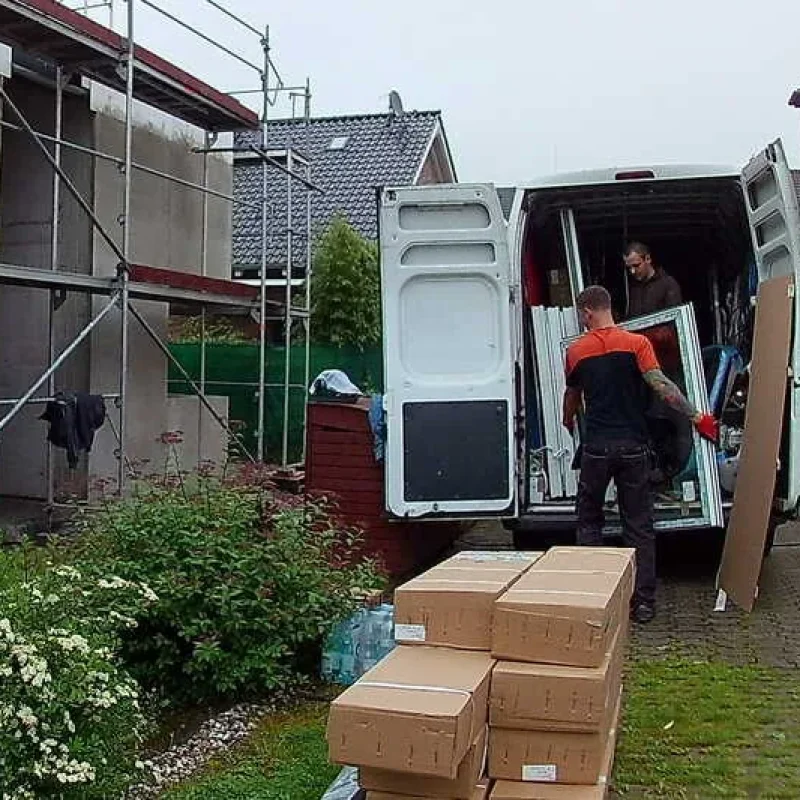 Montage von Schüco Fenstern bei NORTA in Duisburg. Handwerker beladen den Transporter, hochwertige Fensterkomponenten.