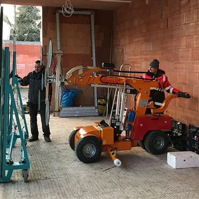 Großflächige Verglasungsmontage in einem Neubau von NORTA. Einsatz von Spezialgerät für präzise Installation.