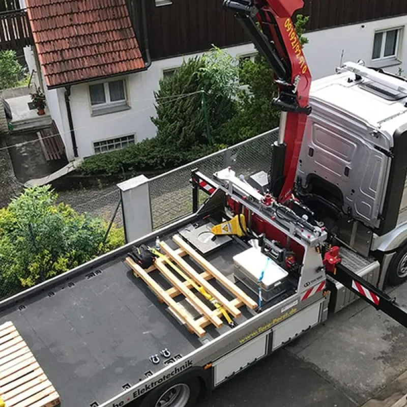Kraneinsatz bei Fensterlieferung von NORTA. Effiziente Logistik für moderne Bauvorhaben.