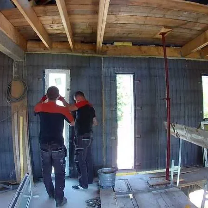 Montagedetail beim Fenstereinbau in Frankreich. Hochwertige Lösungen von NORTA für energieeffiziente Fenster und Türen.