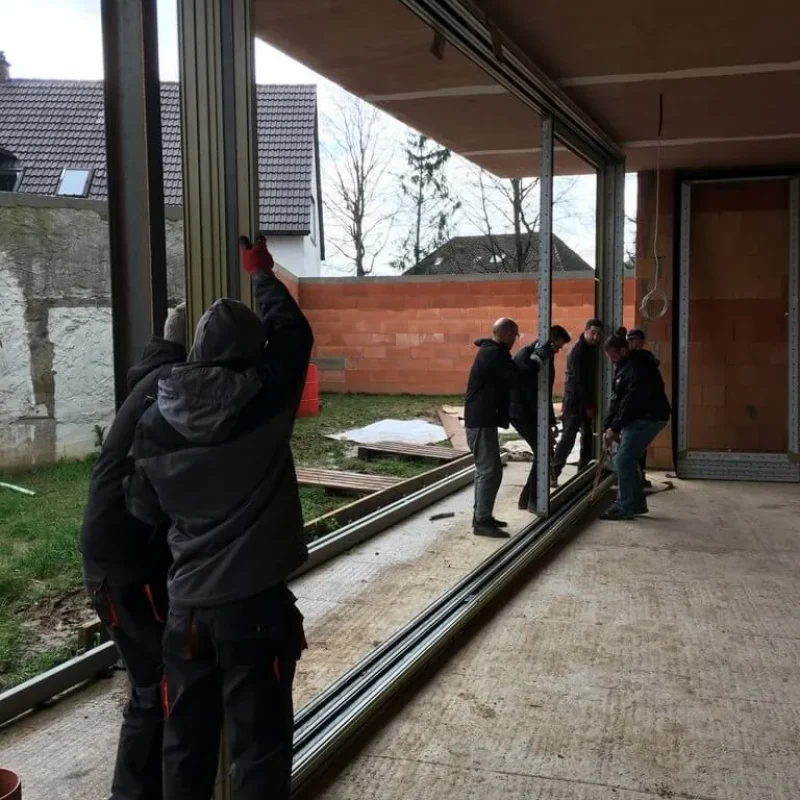 Montagedetail von großen Fensterelementen bei NORTA. Professionelle Installation für effiziente Wärmedämmung und Stabilität.