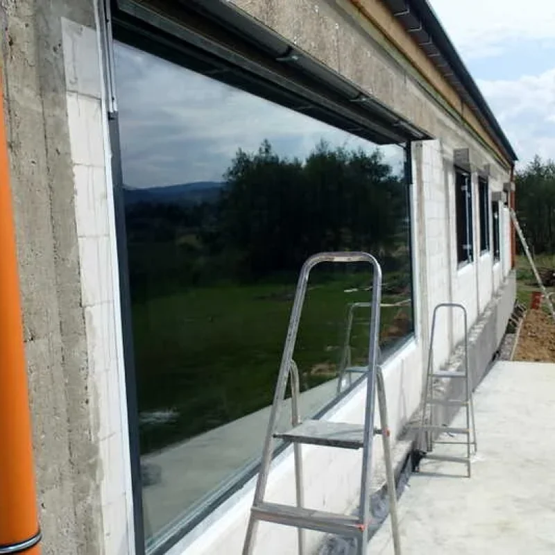 Montage von modernen Fenstern in Polen, Zloty Stok. NORTA bietet hochwertige Lösungen für optimales Tageslicht und Energieeffizienz.