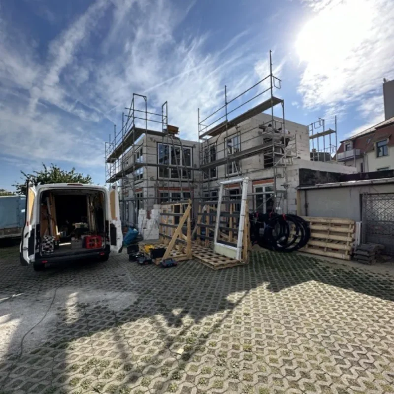 Neubau in Dresden mit Gerüstbau und Baustellenvorbereitung. Hochwertige Baulösungen mit NORTA für moderne Architektur.