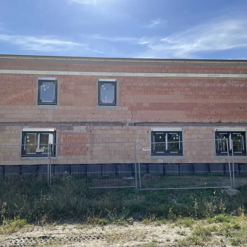 Im Bau befindliches Einfamilienhaus aus Backstein mit neuer Fensterinstallation von NORTA.