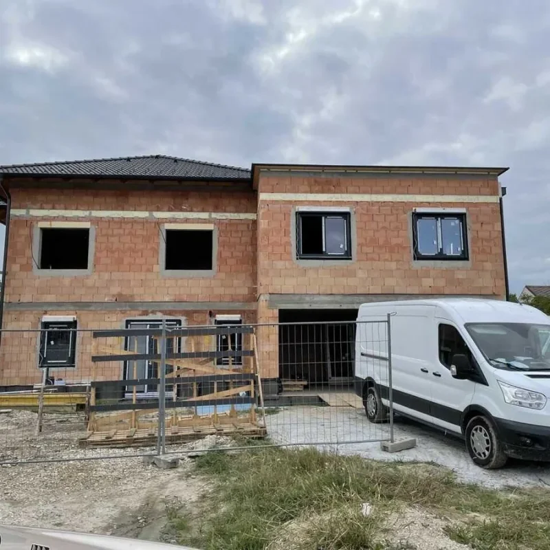 Neubau eines Einfamilienhauses in Wien. Fortschritt des Bauprojekts mit Fenstern und Ziegelmauerwerk von NORTA.