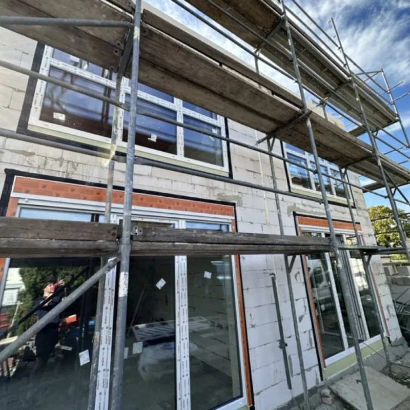 Fenstermontage in einem Neubau in Dresden. Hochwertige Fensterlösungen von NORTA für energieeffiziente Gebäude.