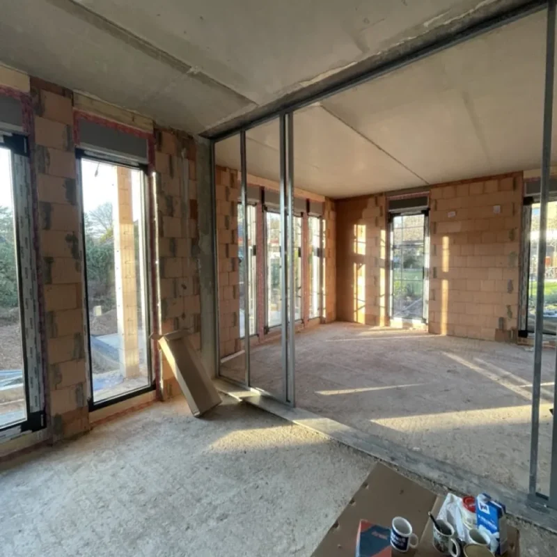 Innenansicht eines Neubaus mit bodentiefen Fenstern aus Alu. NORTA Fensterlösung für lichtdurchflutete Räume und moderne Architektur.