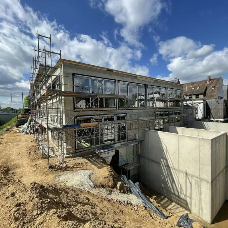 Neubau eines Kindergartens in Köln im Bau. Moderne Architektur mit Gerüsten. Fortschritt im Wohnviertel von NORTA.