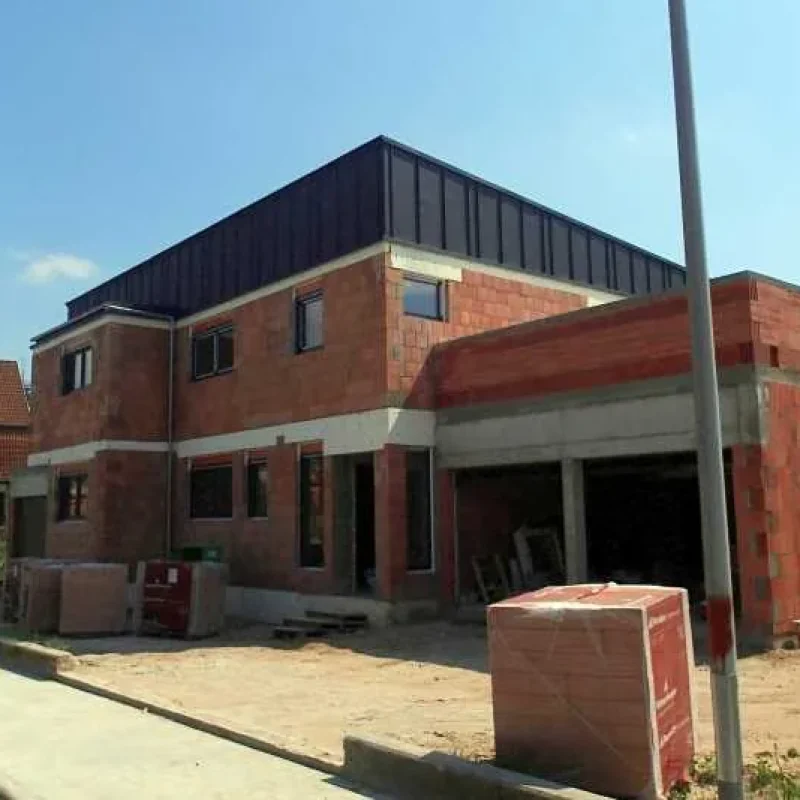 Moderner Neubau mit effizienten NORTA Fenstern für optimale Wärmedämmung und stilvolle Architektur.