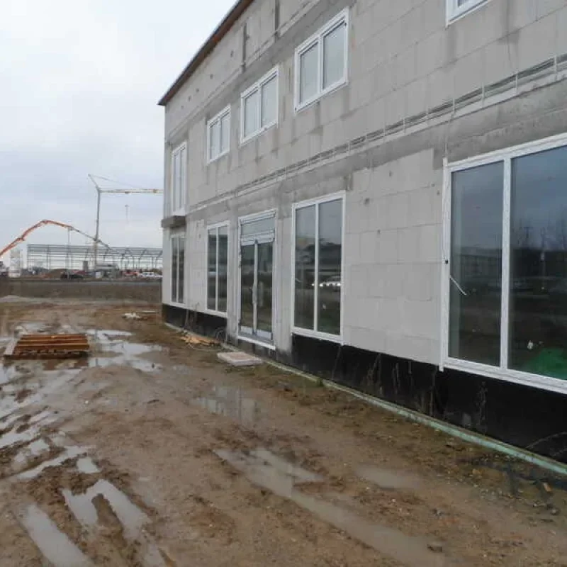 Moderne Alu- und Kunststofffenster an einem Neubau in Wolfskehlen. Perfekte Kombination aus Stil und Energieeffizienz von NORTA.