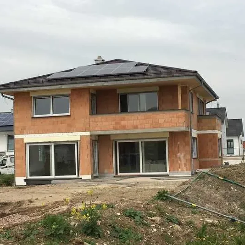 Aktuelles Neubauprojekt mit modernen Fenstern und Türen von NORTA in Zell unter Aichelberg. Hochwertige Lösungen für energieeffizientes Wohnen.