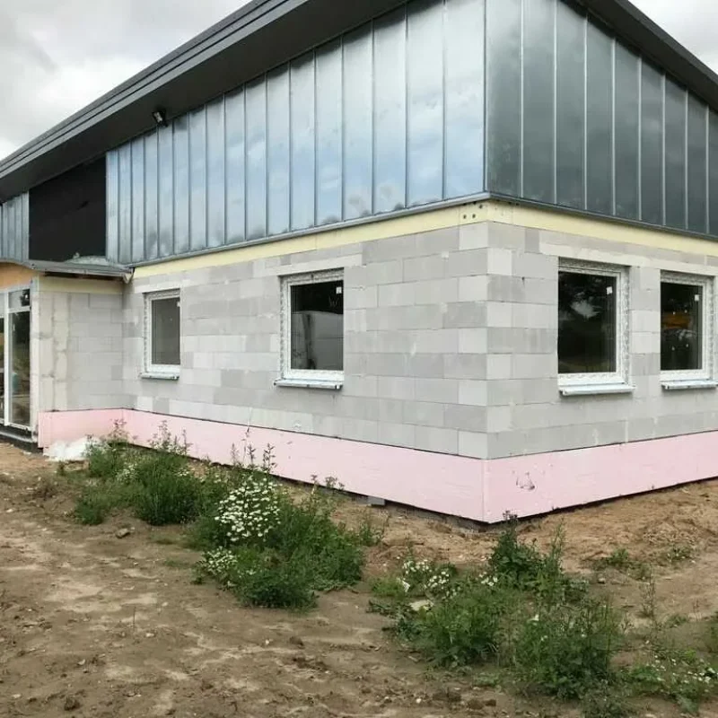 Außenansicht einer neuen Halle in Bauweise mit großen Fenstern aus Aluminium von NORTA, ideal für moderne Gewerbebauten.