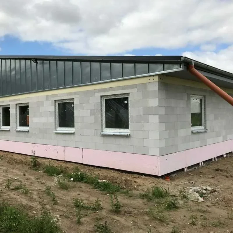 Neubau in Neubrandenburg mit Flachdach und mehreren Fenstern von NORTA. Moderne Bauweise für effiziente Raumnutzung.