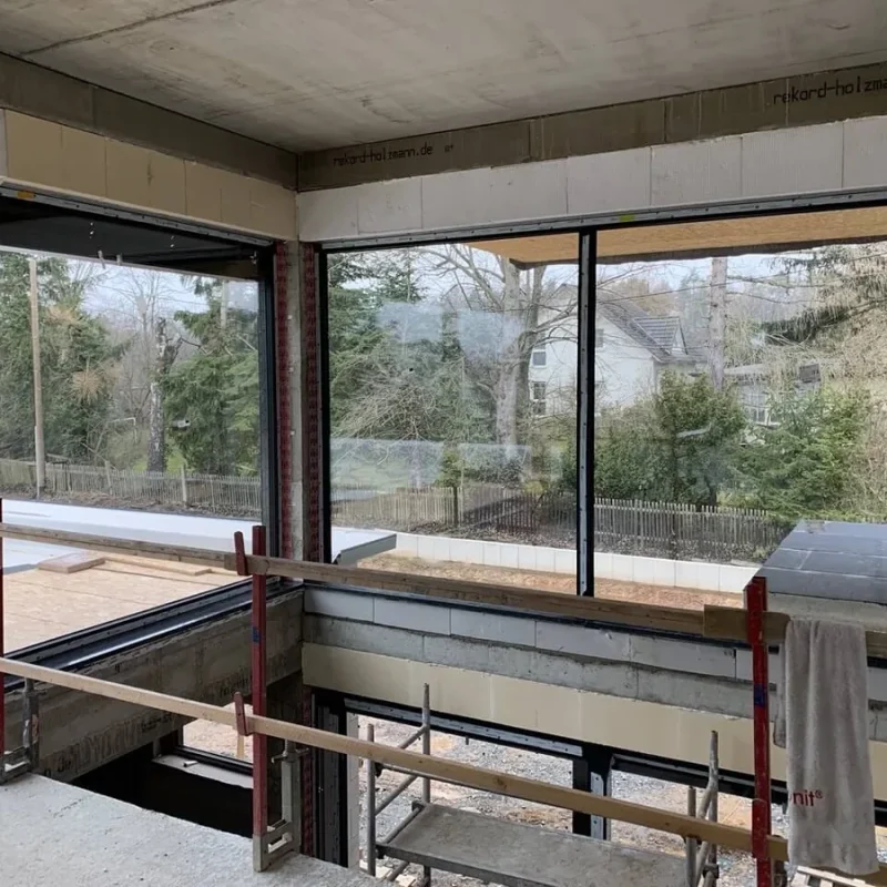 Panoramafenster im modernen Baustil von NORTA für lichtdurchflutete Wohnräume und stilvolle Architektur.