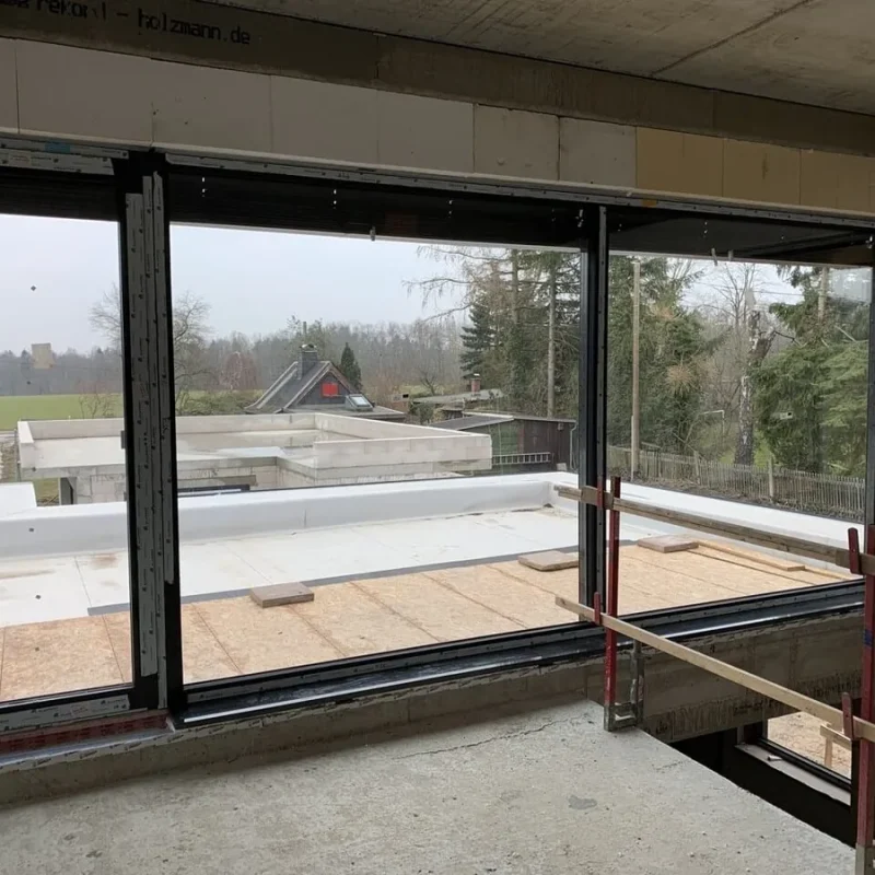 Großes Panoramafenster in Chemnitz. Noch im Bau, bietet es beeindruckende Außenansicht und viel Licht für das Einfamilienhaus von NORTA.