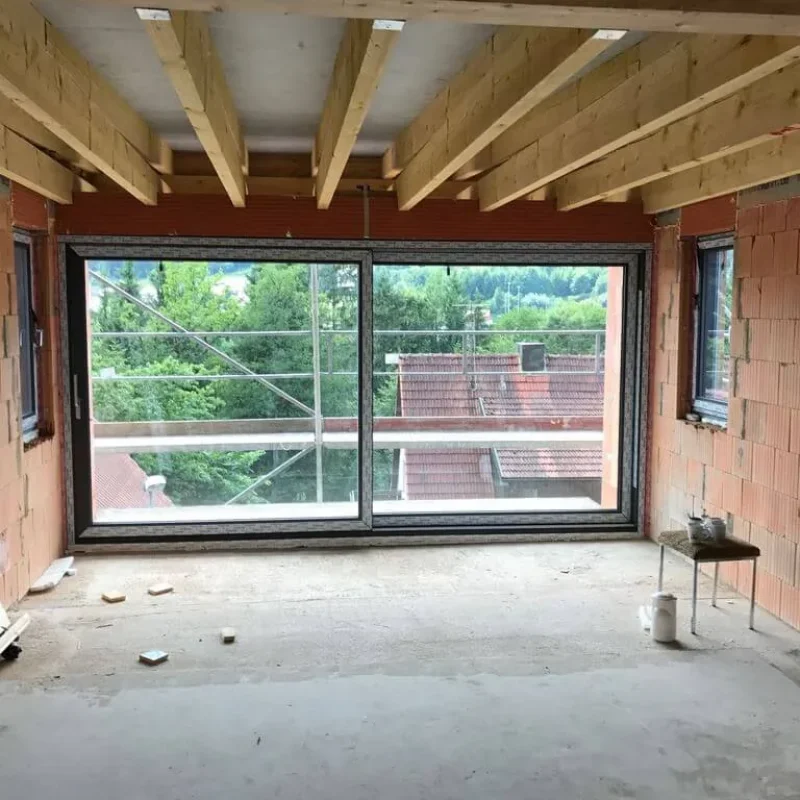 Großes Panoramafenster auf Baustelle in modernem Design von NORTA. Ideal für lichtdurchflutete Wohnräume.