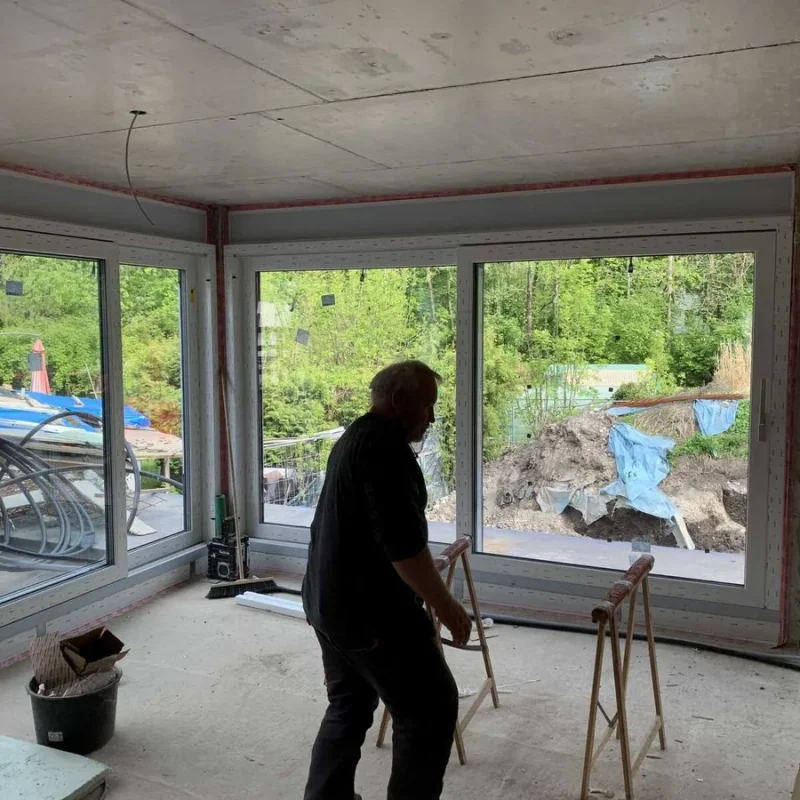 Großes Panoramafenster in München. Helle Glasfront von NORTA für optimale Lichtverhältnisse und moderne Wohnatmosphäre.