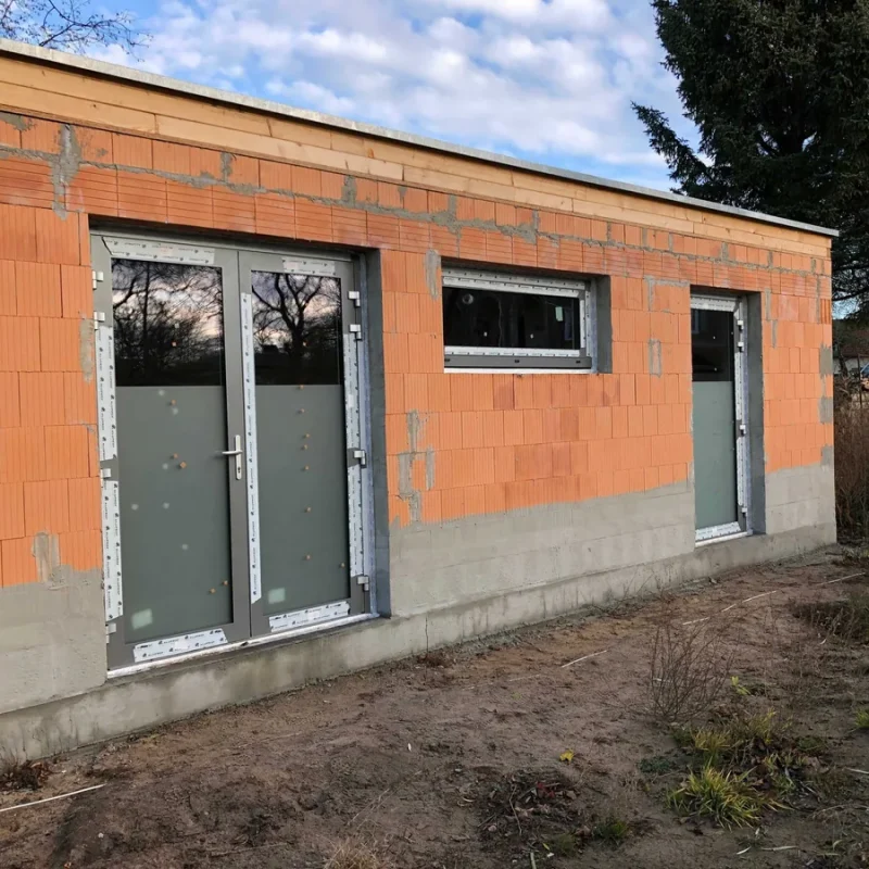 Gebäudefassade mit Alufenstern und Glastüren in Potsdam. Effiziente und moderne Lösung von NORTA für stilvolle Architektur.