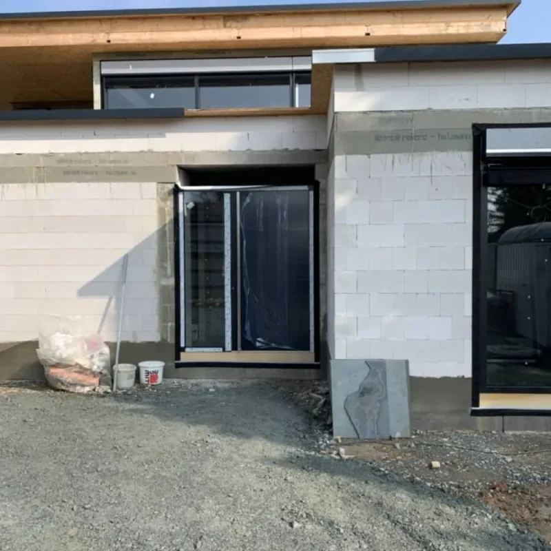 Moderne PVC-Fenster im Rohbau von NORTA. Ideal für Einfamilienhäuser mit effizienter Dämmung und schickem Design.