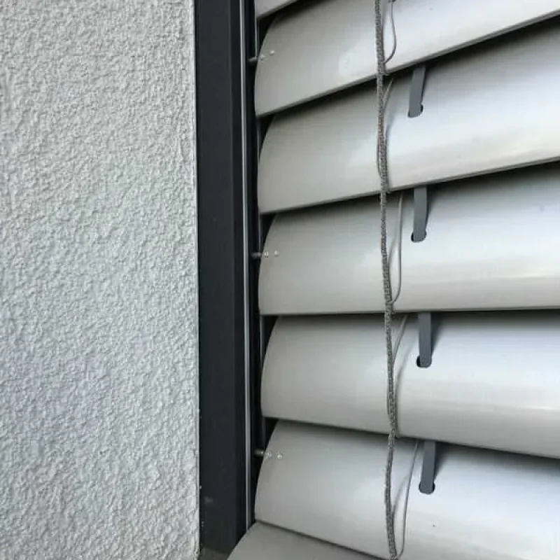 Raffstore mit Aluminium-Lamellen im Aufsatzkasten von NORTA. Effiziente Lichtregulierung und Sichtschutz für moderne Fenster.