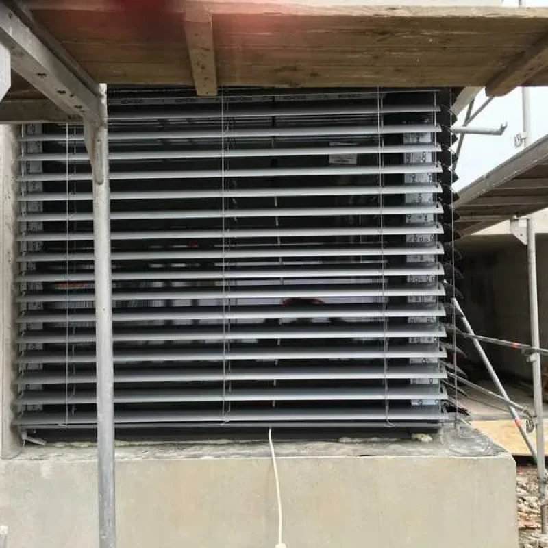 Raffstore in Anthrazit von NORTA bei Fenstermontage. Bietet effektiven Sonnenschutz und sorgt für moderne Optik.