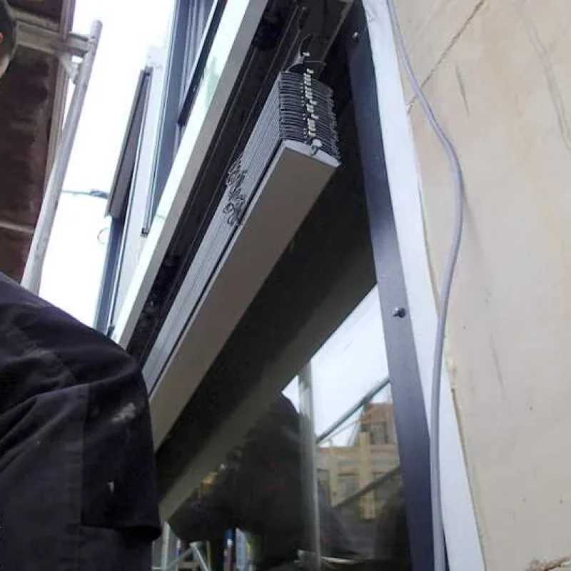 Raffstore im Aufsatzkasten montiert auf Schüco Fenster von NORTA. Effiziente Sonnenschutzlösung mit hochwertiger Optik.