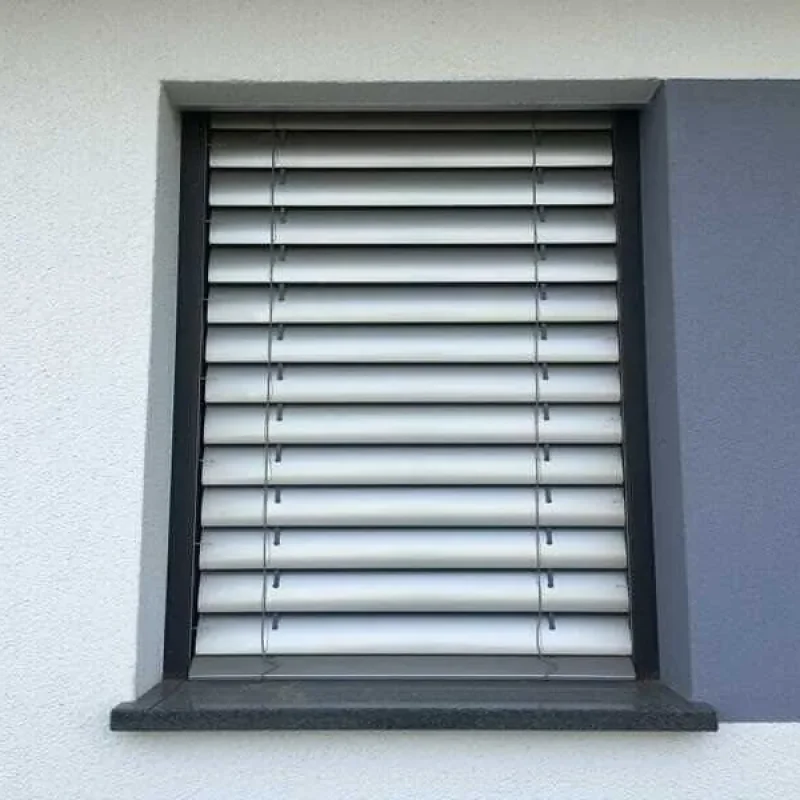 Raffstore im Aufsatzkasten von NORTA an Schüco Fenster. Stilvolle Lösung für Sonnenschutz und Privatsphäre in Erkelenz.