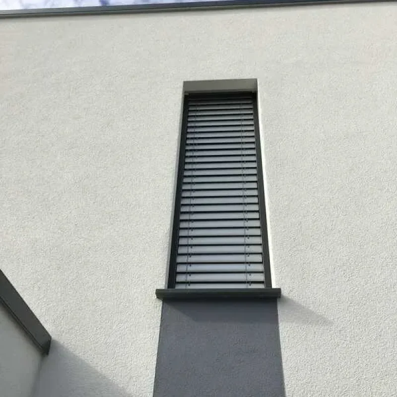 Eleganter Raffstore im Aufsatzkasten an einem modernen Einfamilienhaus von NORTA. Ideal für Lichtregulierung und Privatsphäre.