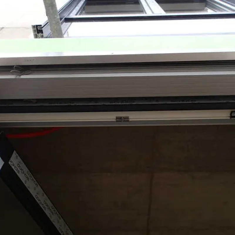 Raffstoren im Aufsatzkasten kombiniert mit Schüco Fenster von NORTA. Ideal für modernen Sonnenschutz und energieeffiziente Fensterlösungen.