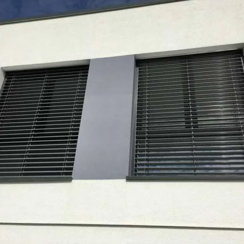 Moderne Raffstoren im Aufsatzkasten mit Schüco Fenstern von NORTA. Hochwertiger Sonnenschutz und Sichtschutz für Einfamilienhäuser.
