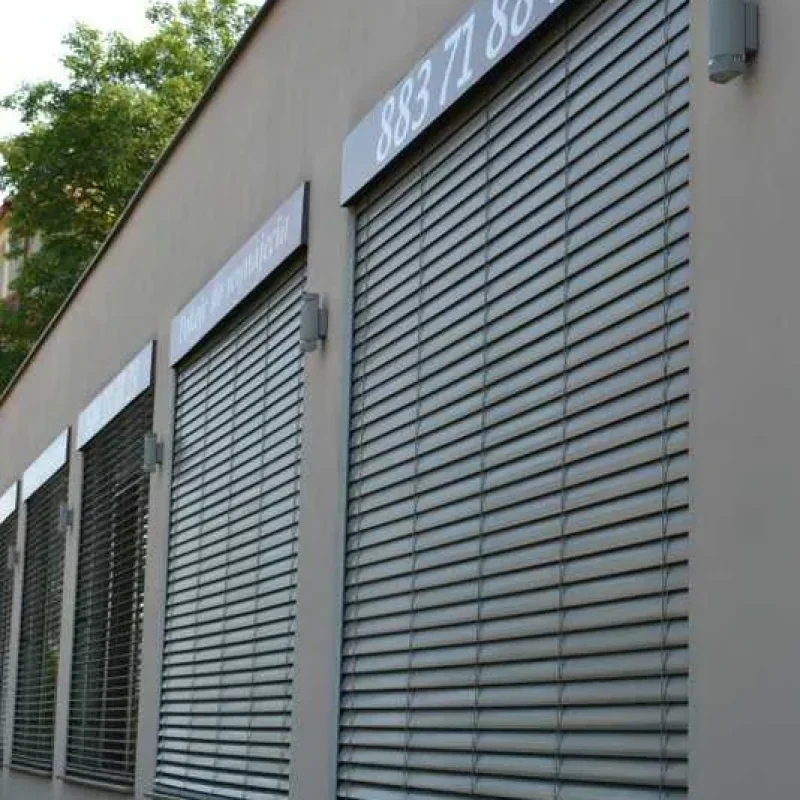 Raffstore mit Außenlamellen am Restaurant von NORTA. Ideal für Sonnenschutz und moderne Optik. Anpassbare Lichtsteuerung.