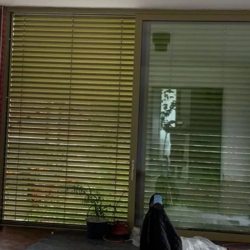 Raffstore C80 mit Motor von NORTA. Effizienter Sonnenschutz für moderne Fenster mit elektrischer Steuerung und variablen Lamellen.