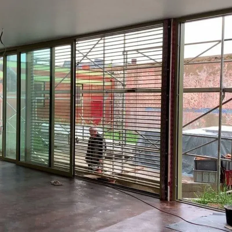 Moderner Raffstore C-80 an großem Fenster von NORTA. Effiziente Lichtsteuerung und Energieeinsparung für Wohnräume.