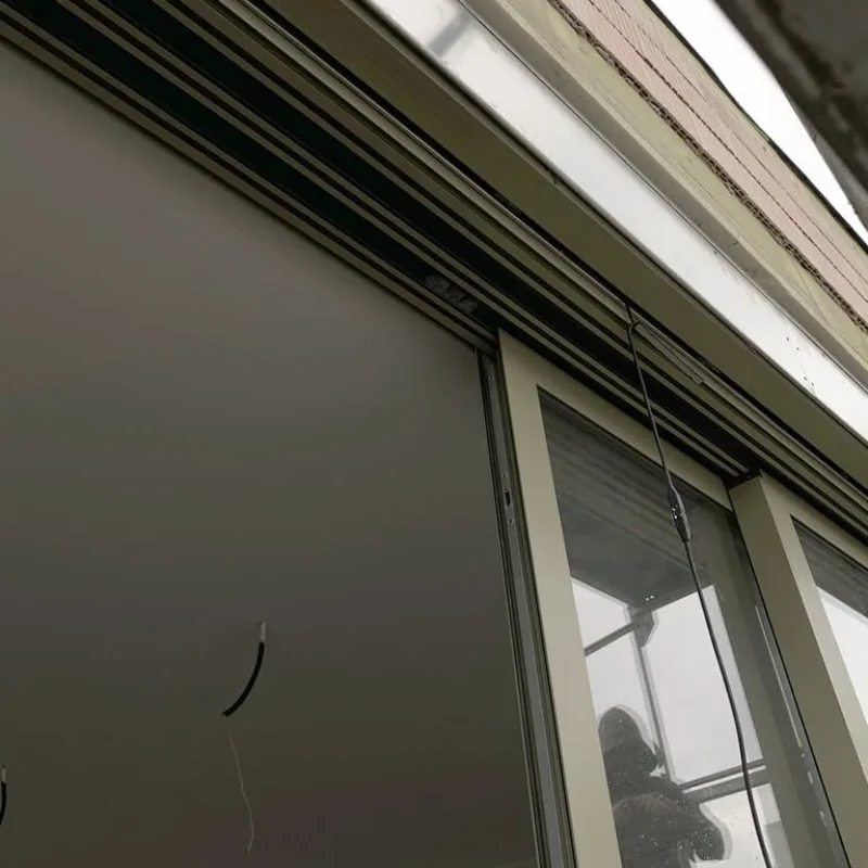 Raffstore im Kasten eingebaut von NORTA. Elegante Beschattungslösung mit hoher Funktionalität für moderne Gebäude.